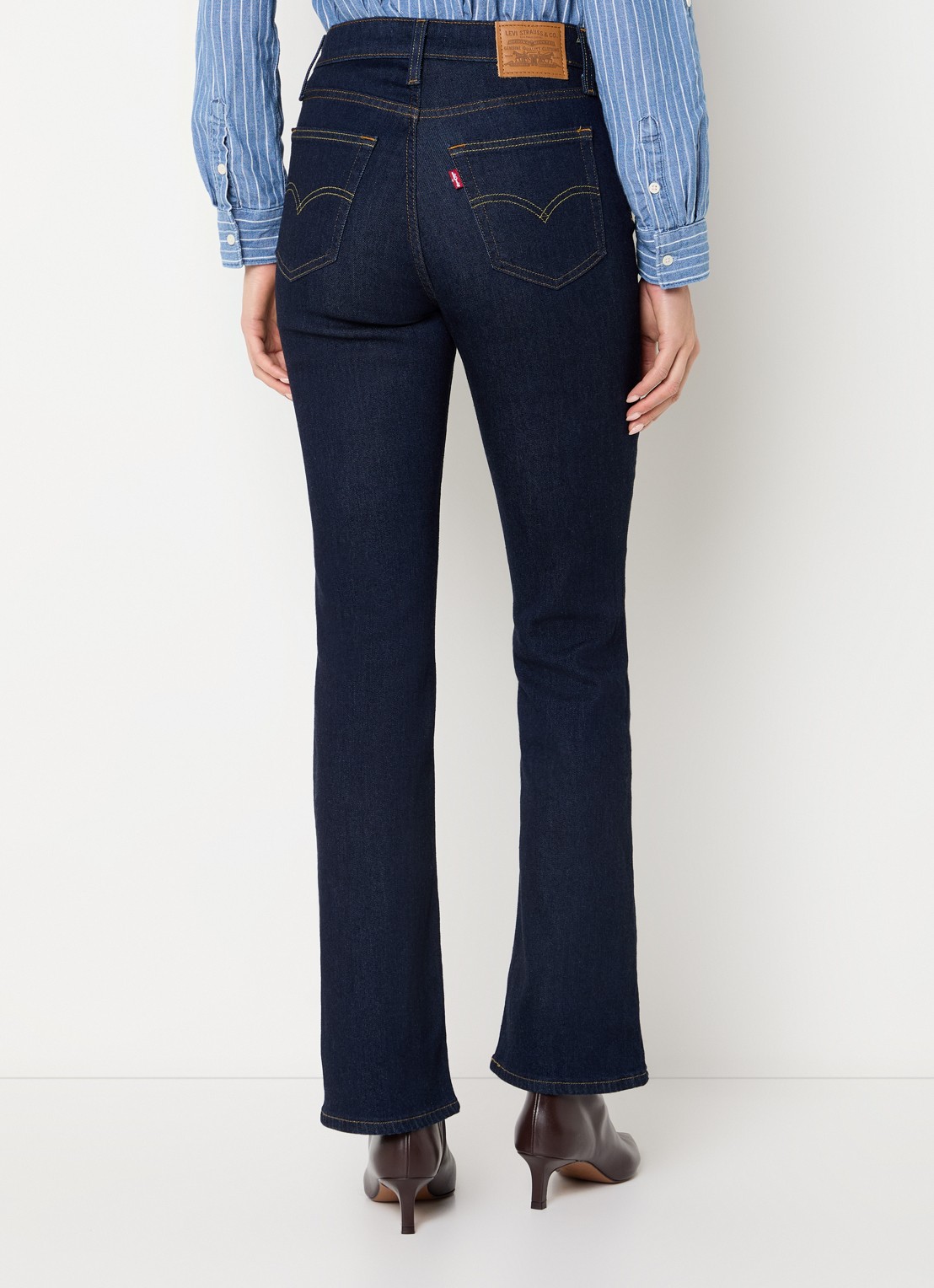 Levi's High waist flared jeans met donkere wassing  - achterkant 5 indigo