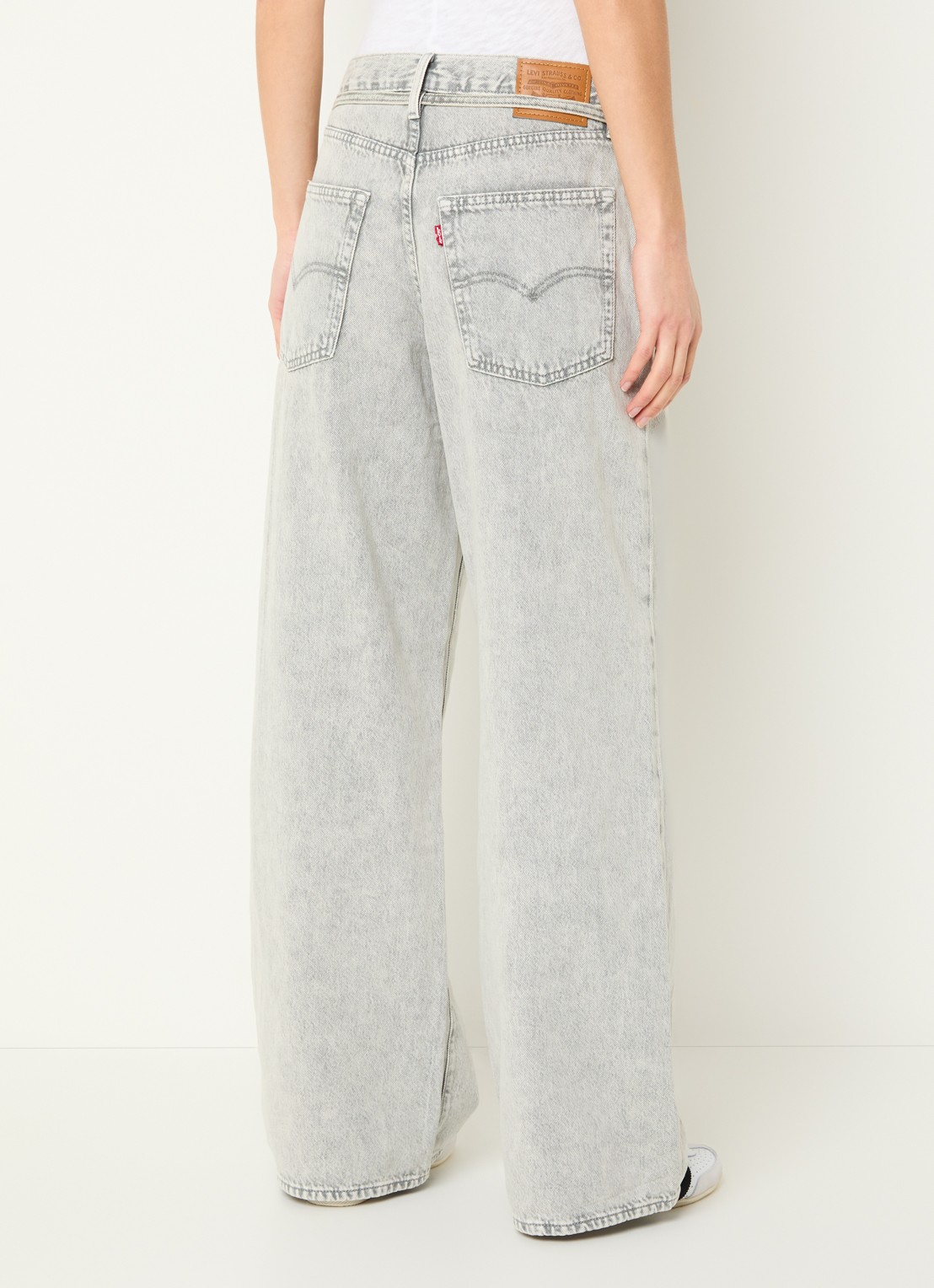 Levi's High waist straight fit jeans met gekleurde wassing en strikceintuur - achterkant lichtgrijs