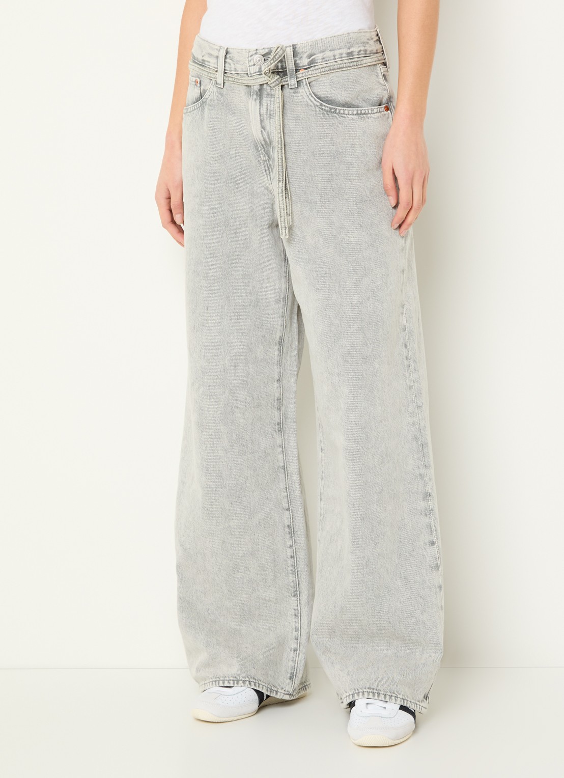 Levi's High waist straight fit jeans met gekleurde wassing en strikceintuur - detail 4 lichtgrijs