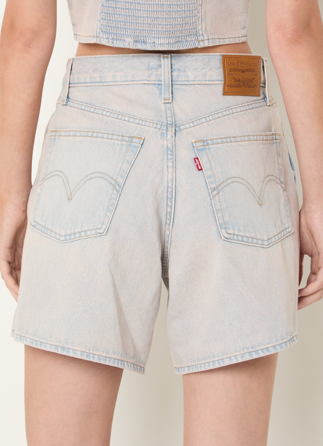 Levi's High waist wide fit korte broek met steekzakken - achterkant 4 indigo