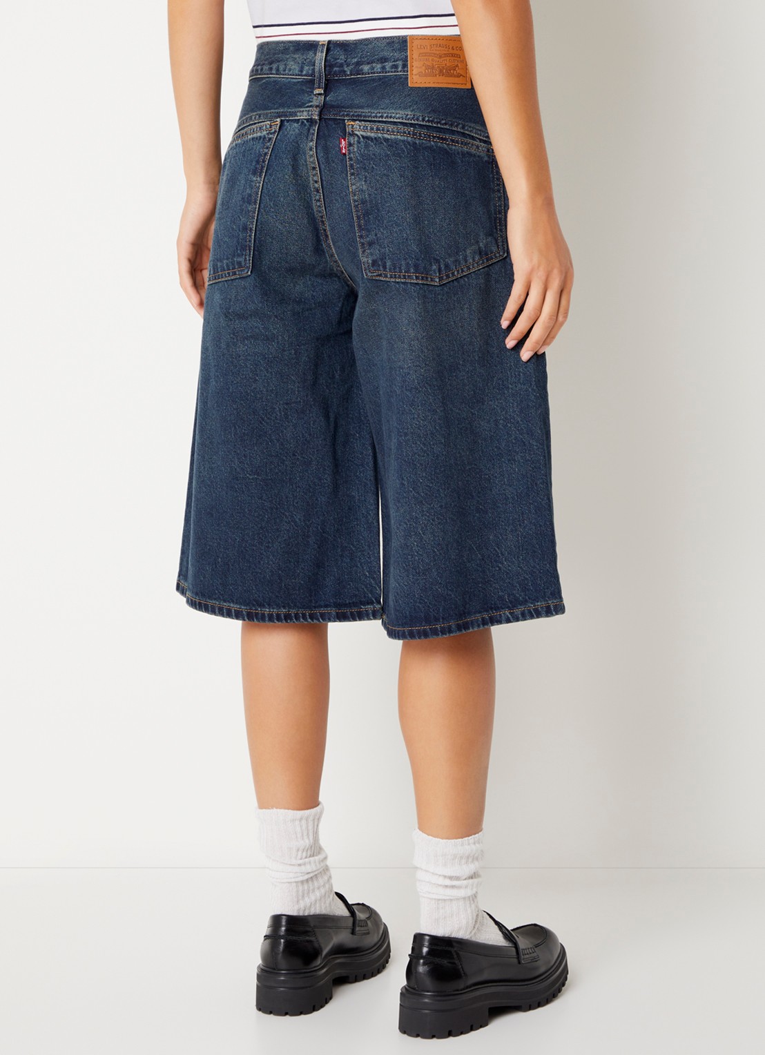 Levi's High waist wide fit korte broek van denim met donkere wassing - achterkant indigo