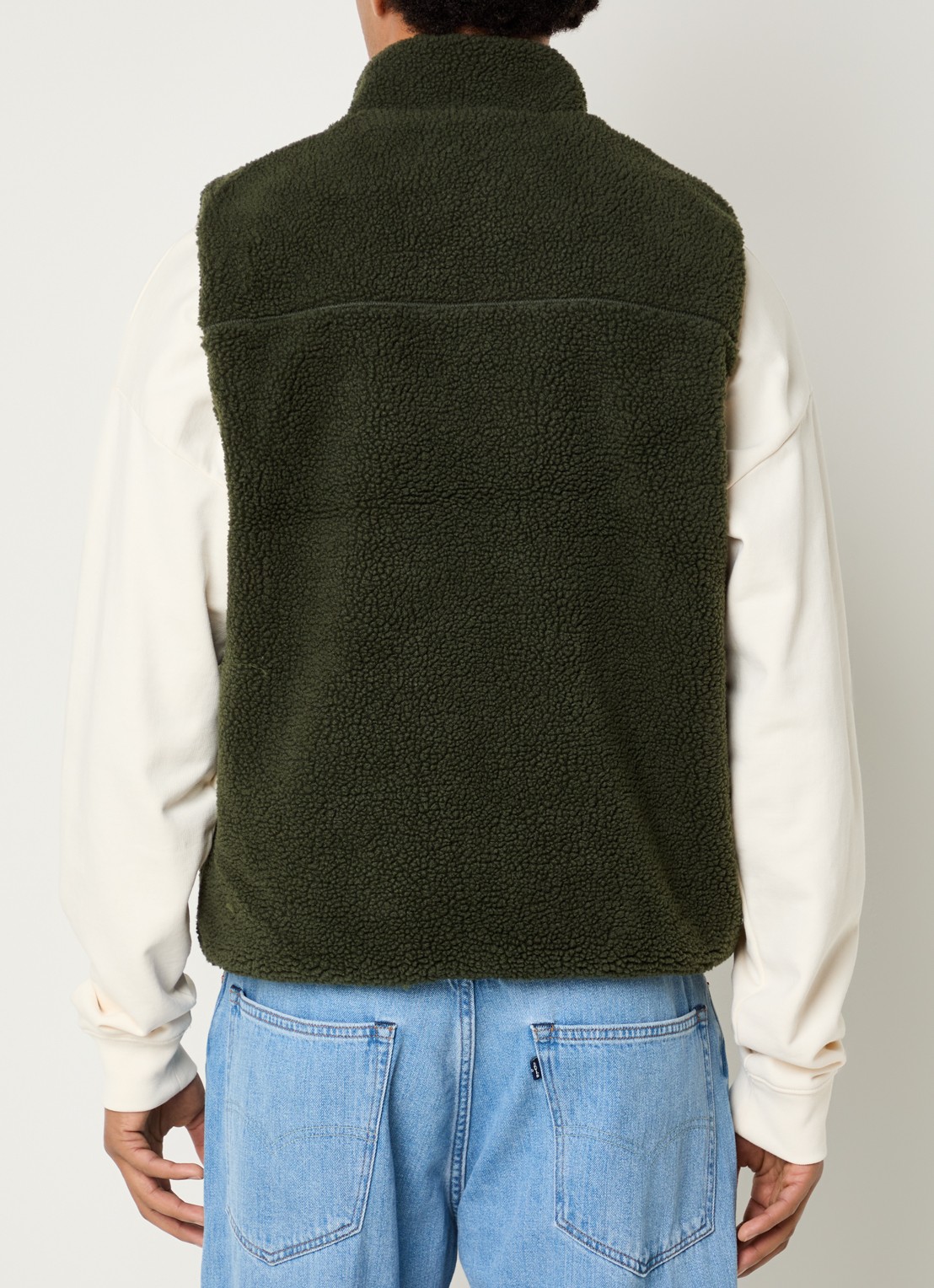 Levi's Joonie Sherpa bodywarmer van teddy met borstzak - achterkant legergroen