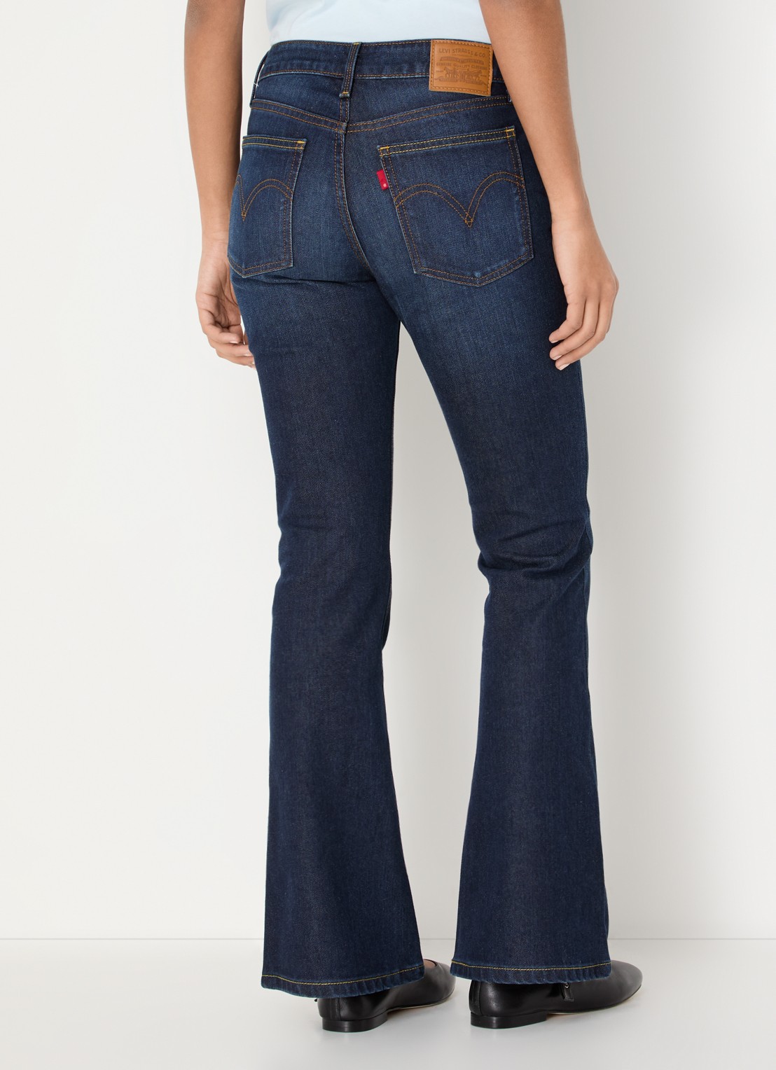 Levi's Low waist flared jeans met donkere wassing - achterkant indigo