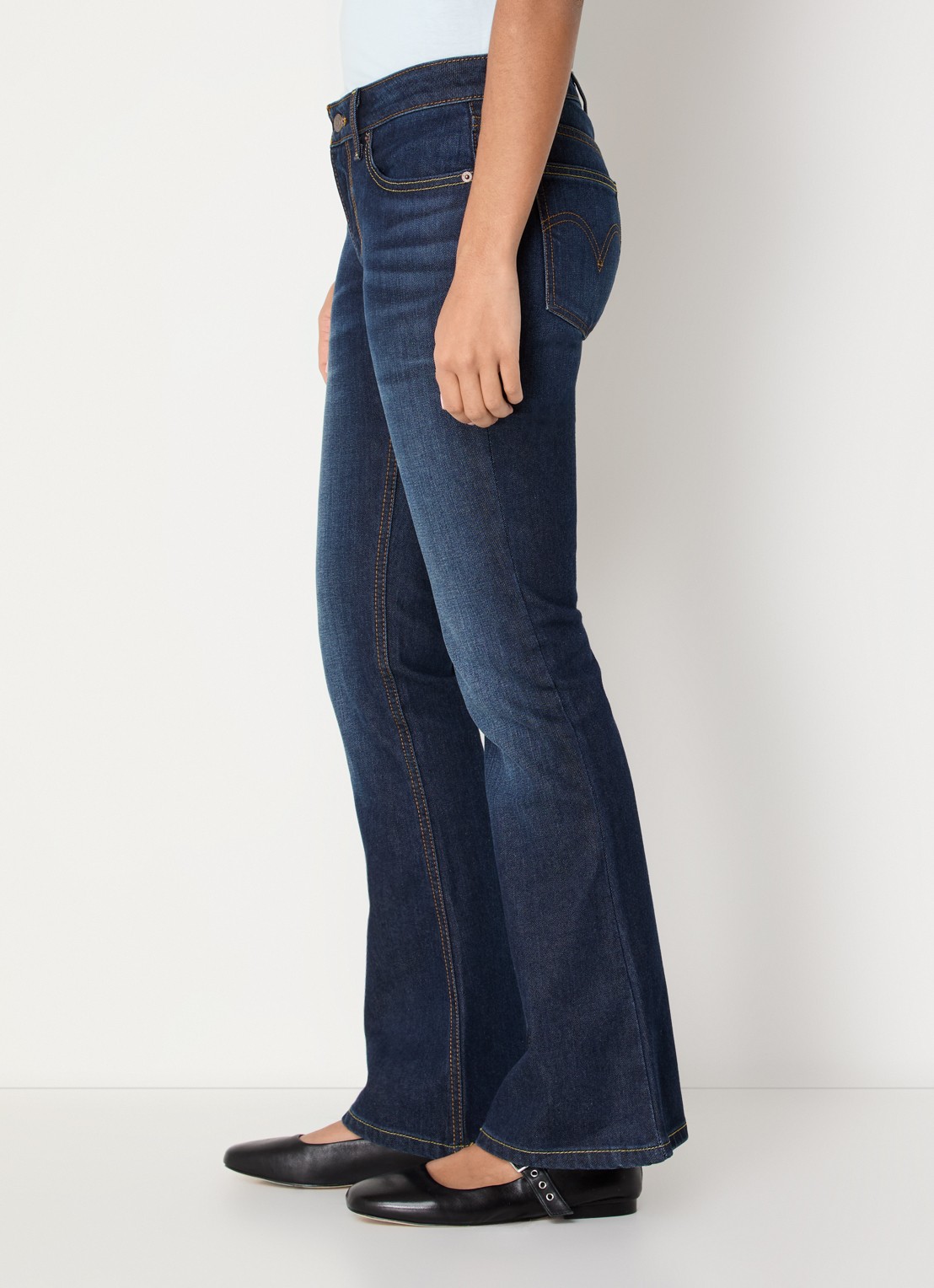 Levi's Low waist flared jeans met donkere wassing - detail 5 indigo