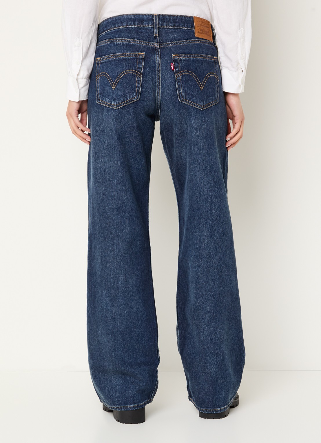 Levi's Low waist loose fit jeans met medium wassing - achterkant indigo