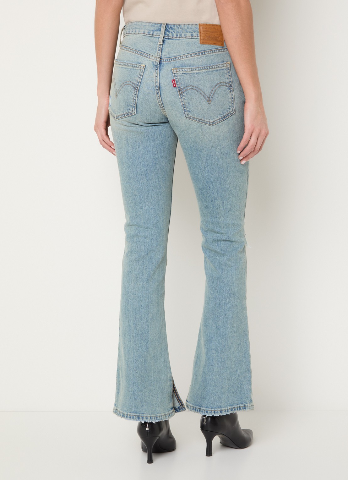 Levi's Mid waist bootcut jeans met lichte wassing en destroyed afwerking - achterkant 3 indigo
