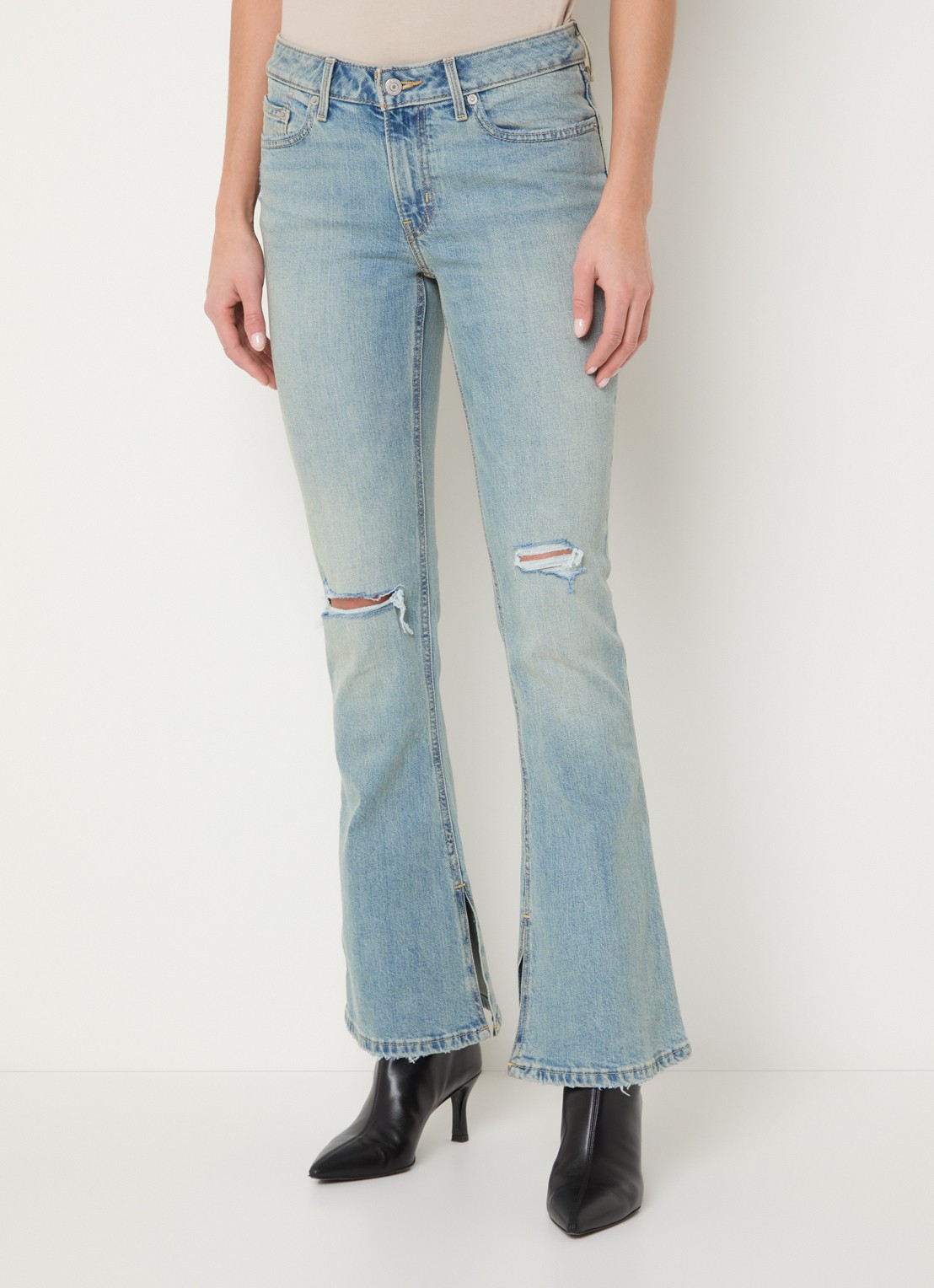 Levi's Mid waist bootcut jeans met lichte wassing en destroyed afwerking - detail 4 indigo
