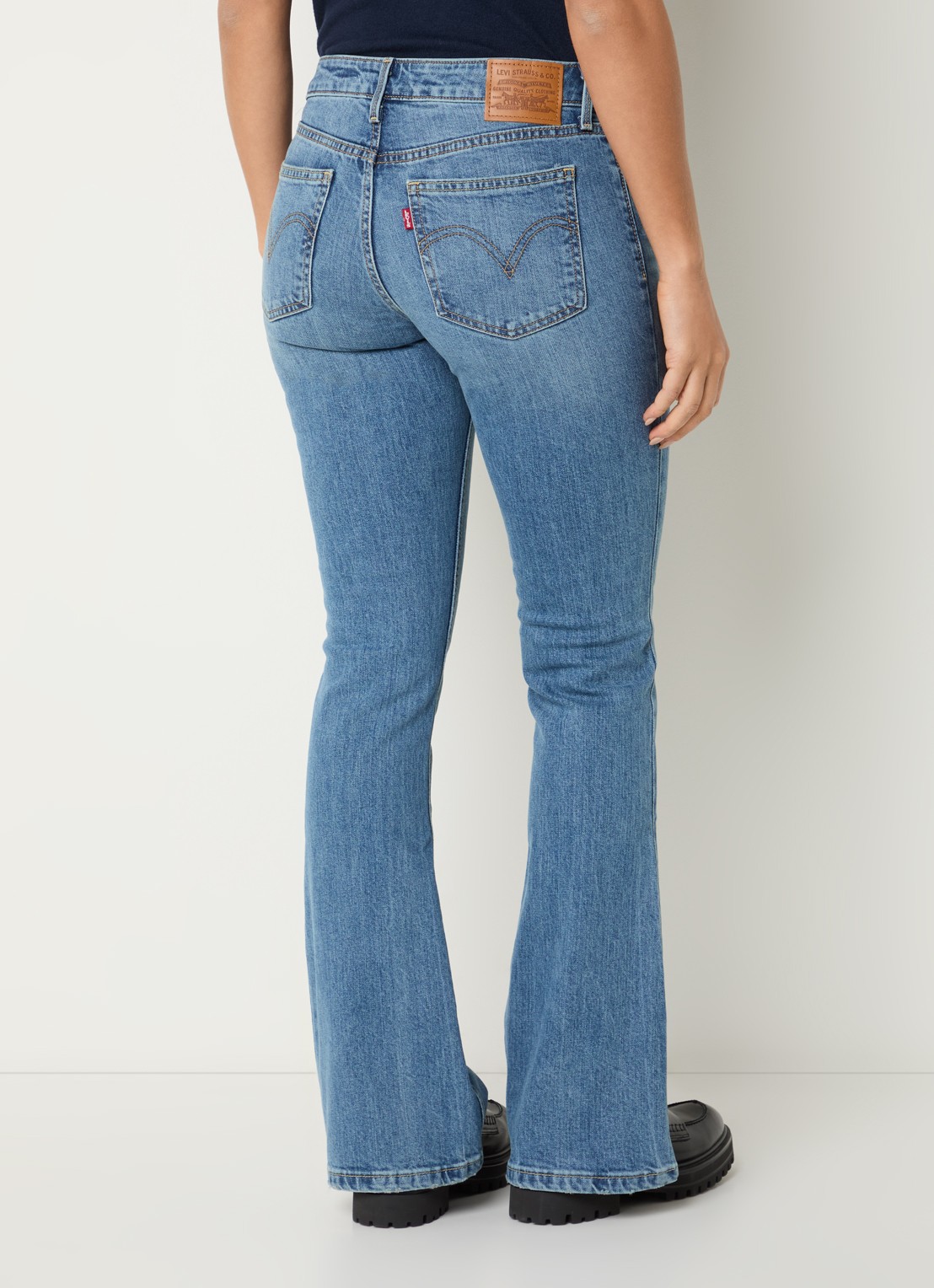 Levi's Mid waist bootcut jeans met medium wassing - achterkant 3 indigo