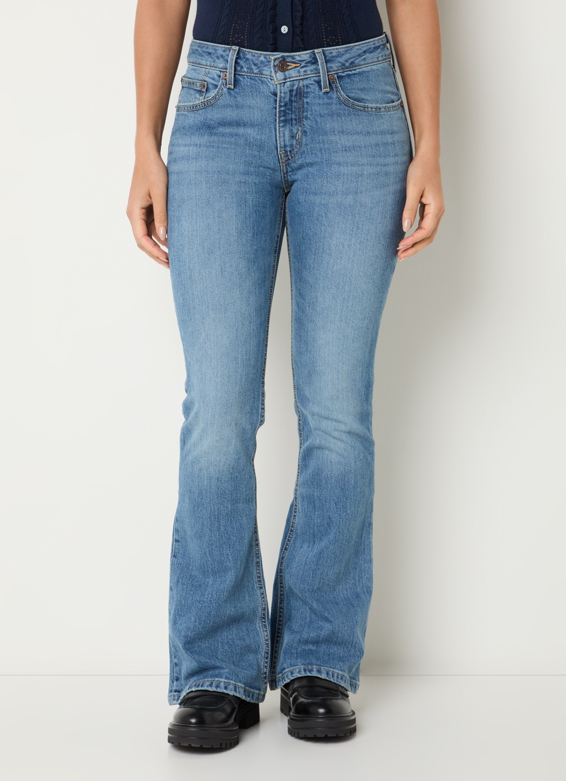 Levi's Mid waist bootcut jeans met medium wassing - detail indigo