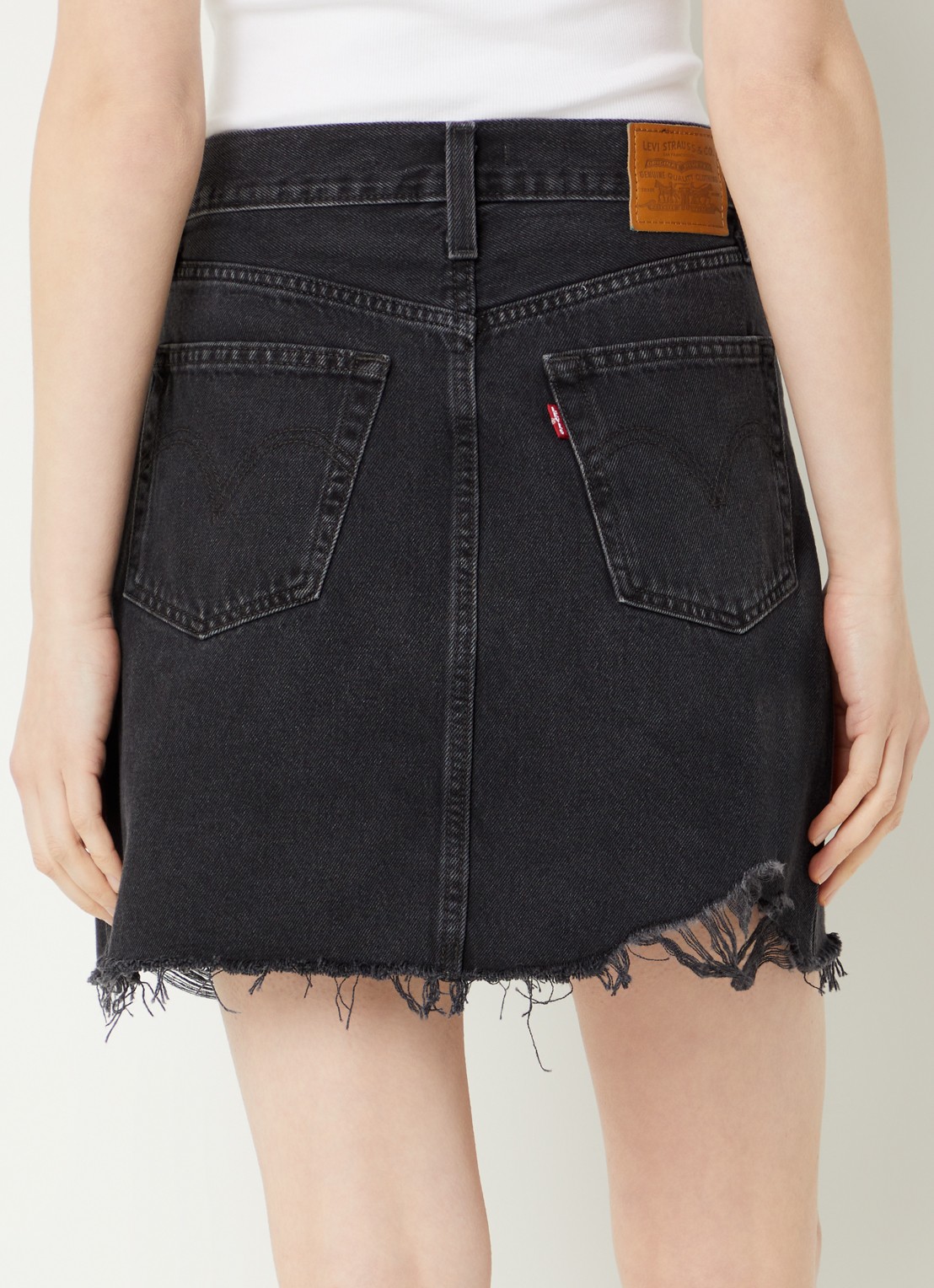Levi's Mini spijkerrok met destroyed afwerking - achterkant antraciet