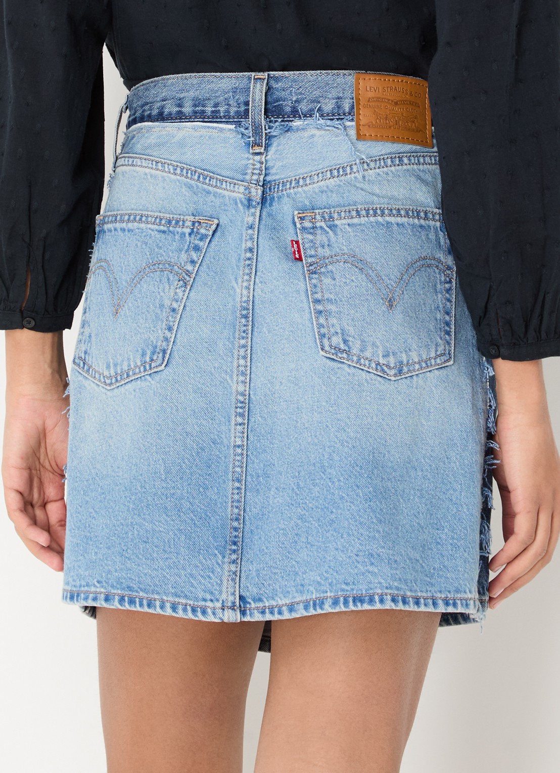 Levi's Mini spijkerrok met destroyed afwerking - achterkant indigo