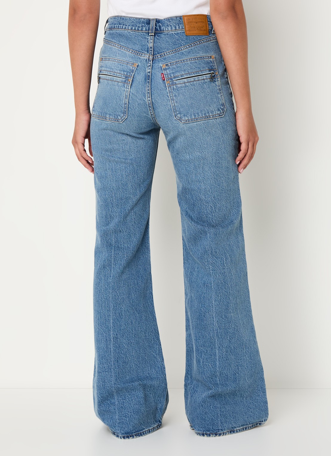 Levi's Ribcage high waist flared jeans met lichte wassing - achterkant indigo