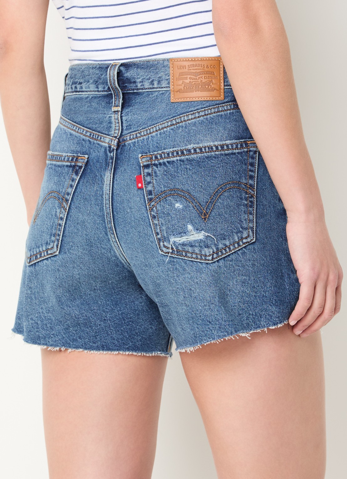 Levi's Ribcage high waist slim fit korte broek van denim met medium wassing - achterkant 3 indigo