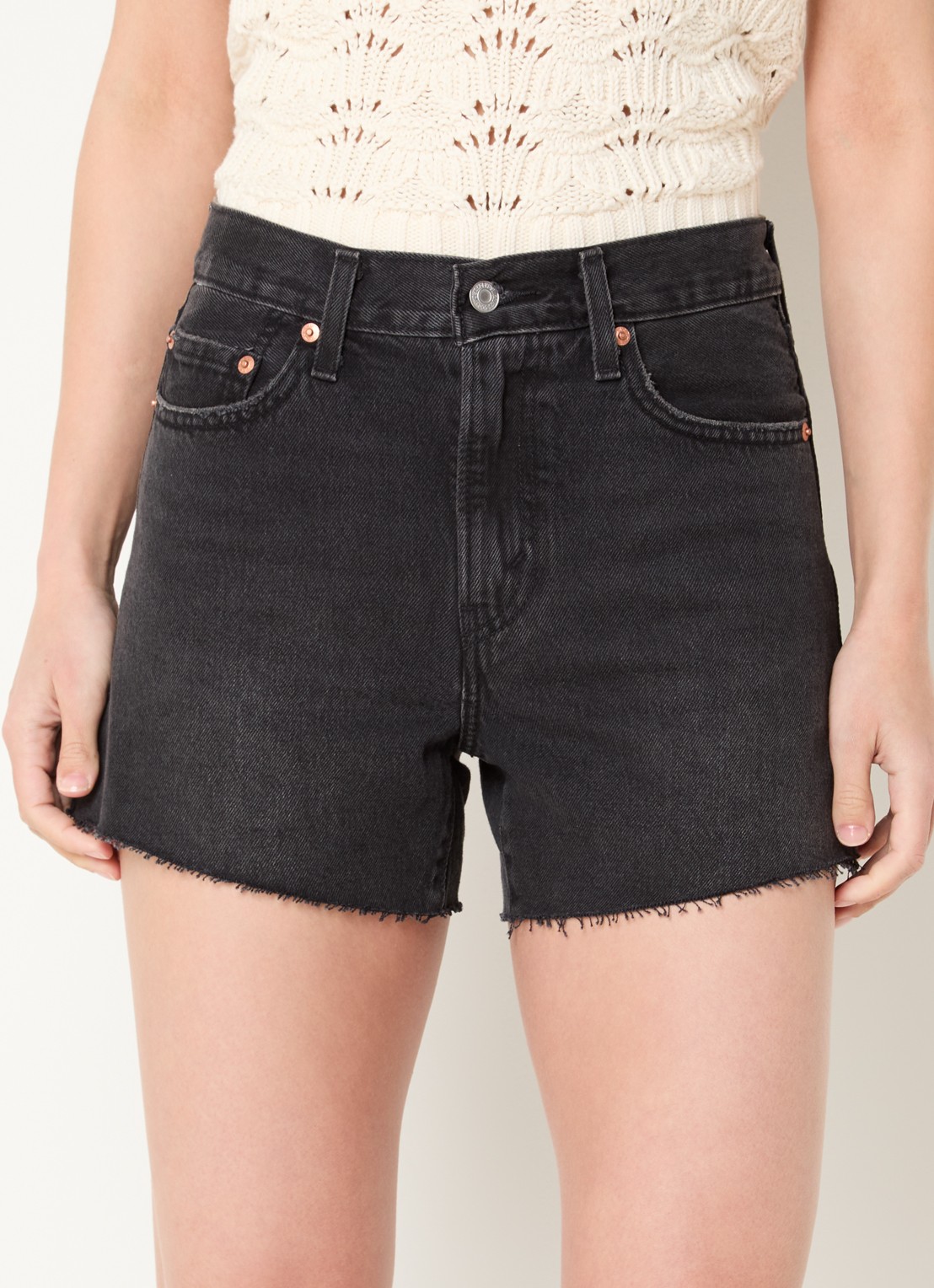 Levi's Ribcage mid waist slim fit korte broek van denim met gekleurde wassing - detail 2 zwart