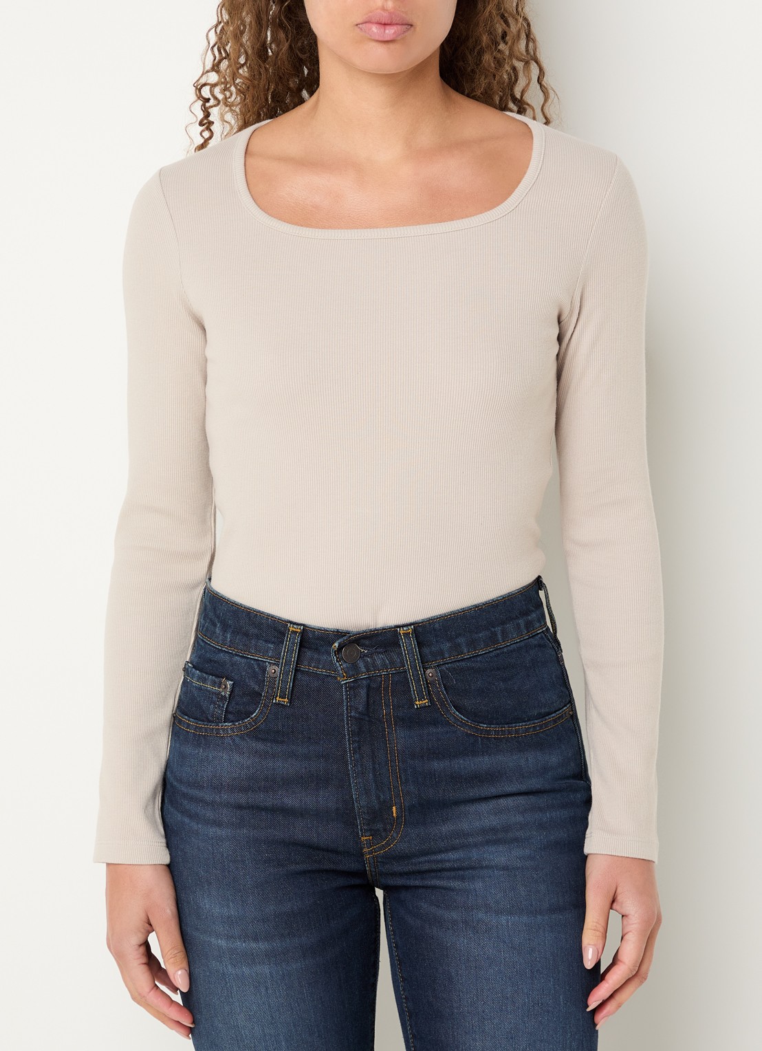 Levi's Ribgebreide longsleeve met rechthoekige hals - detail 3 zand