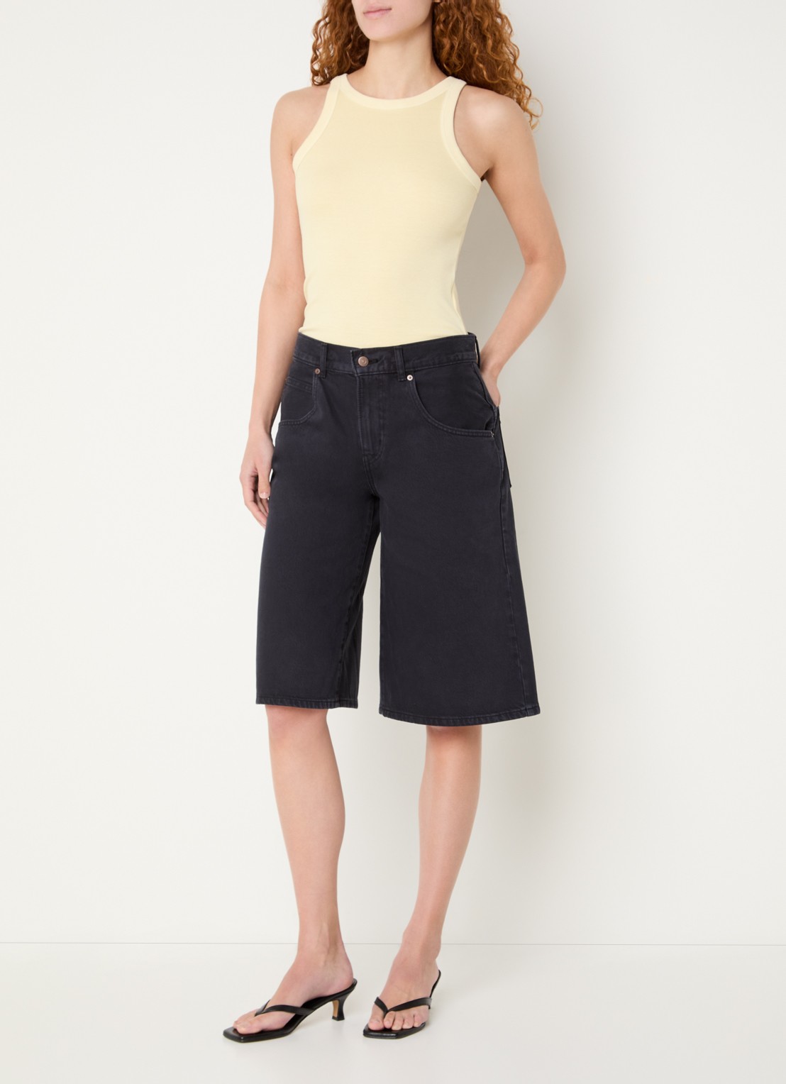 Levi's Super Baggy mid waist wide fit korte broek van denim  - voorkant 2 zwart