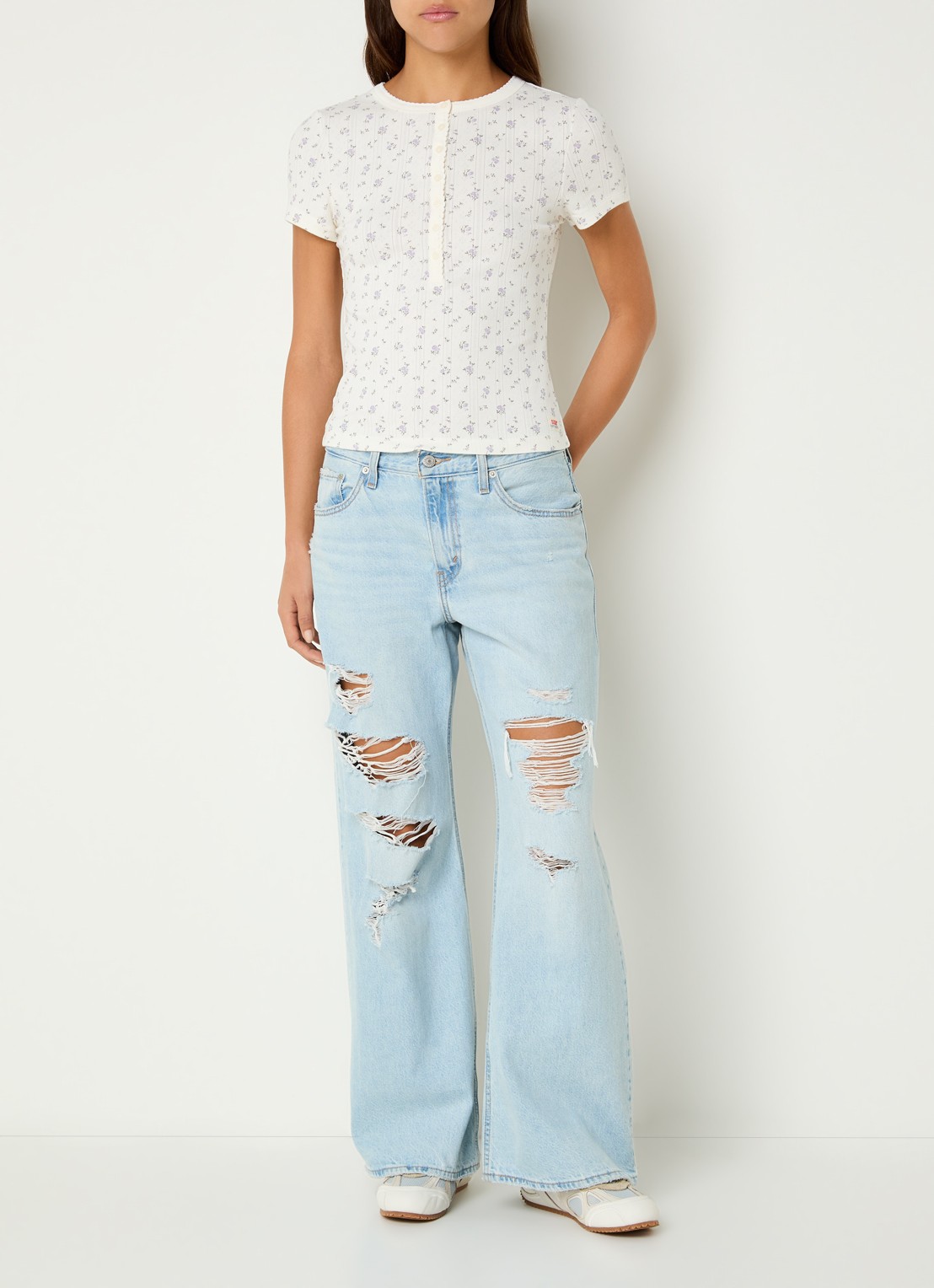 Levi's T-shirt met bloemenprint - voorkant 4 gebroken wit