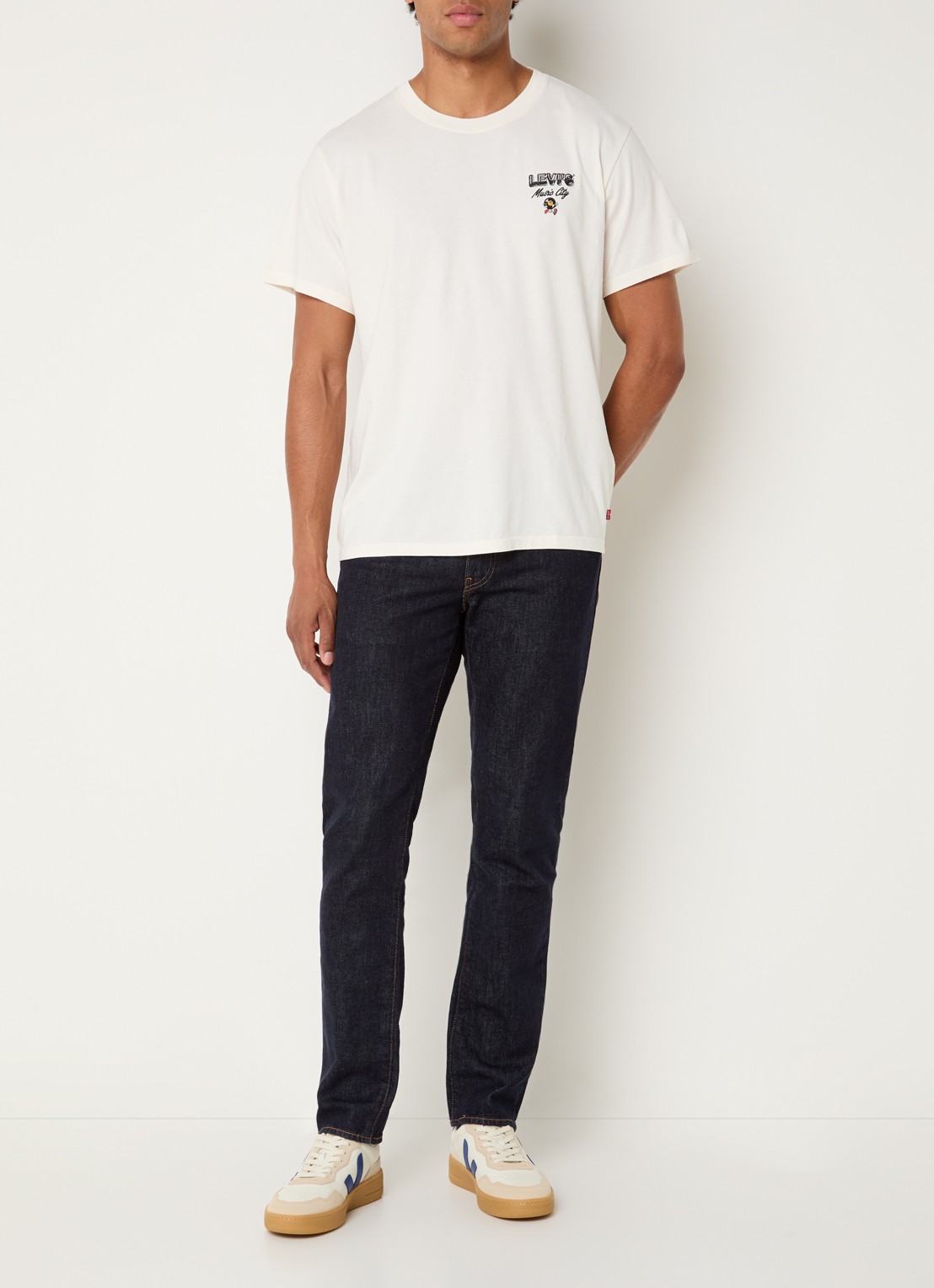 Levi's T-shirt met logo- en backprint - voorkant 4 gebroken wit