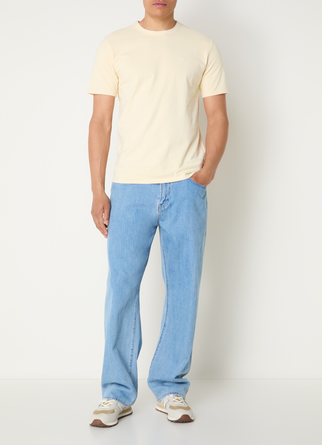 Levi's T-shirt met logoborduring - voorkant 2 lichtgeel