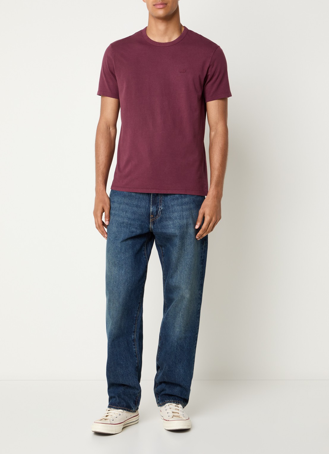 Levi's T-shirt met logoborduring - voorkant 2 steenrood