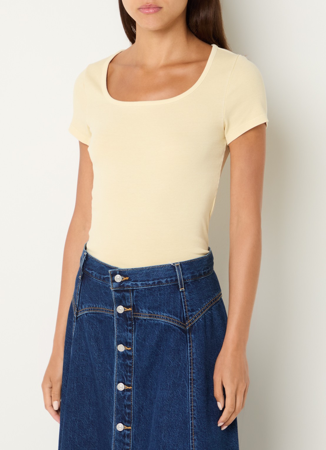 Levi's T-shirt met rechthoekige hals - detail lichtgeel