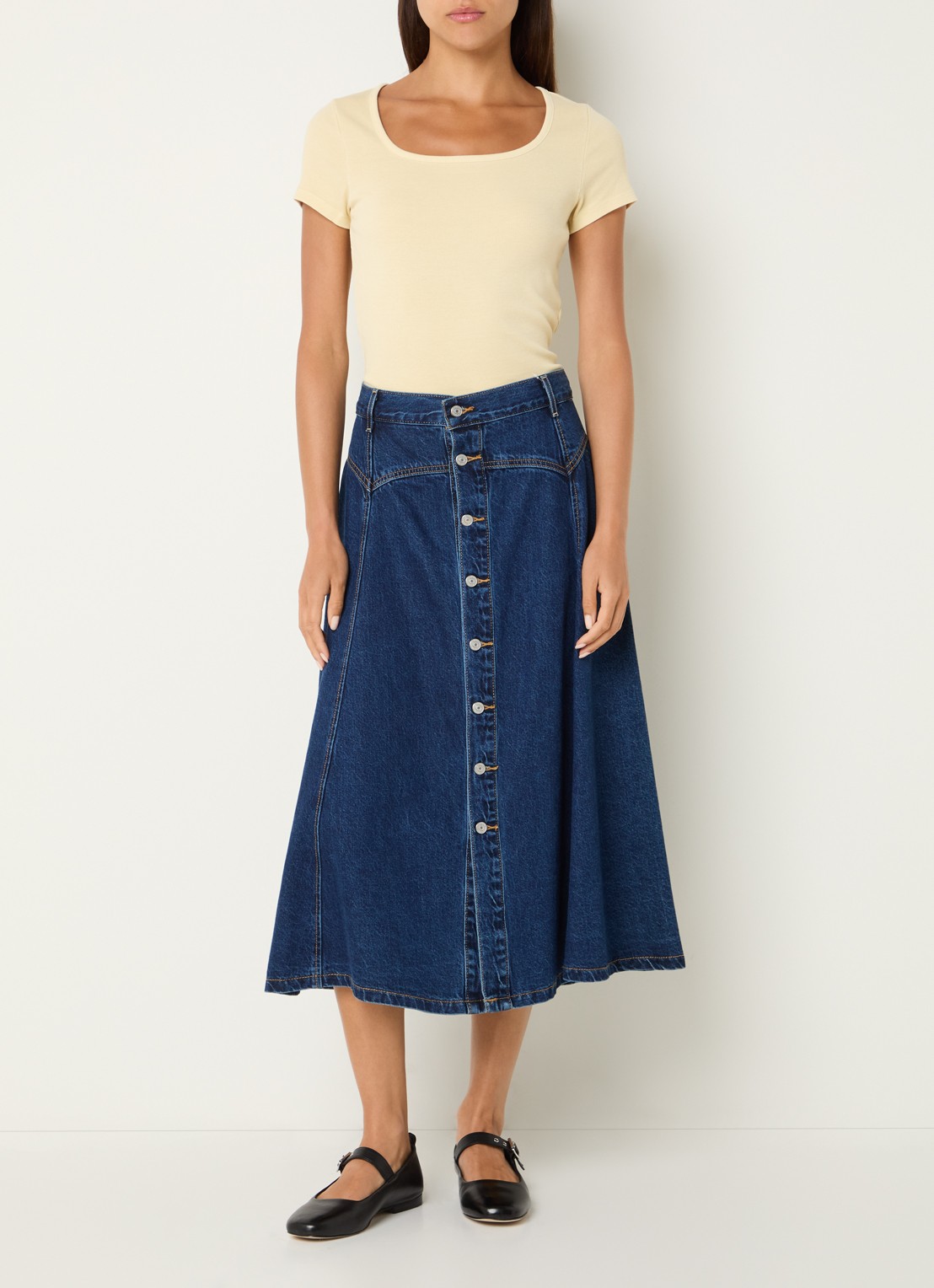 Levi's T-shirt met rechthoekige hals - voorkant 3 lichtgeel