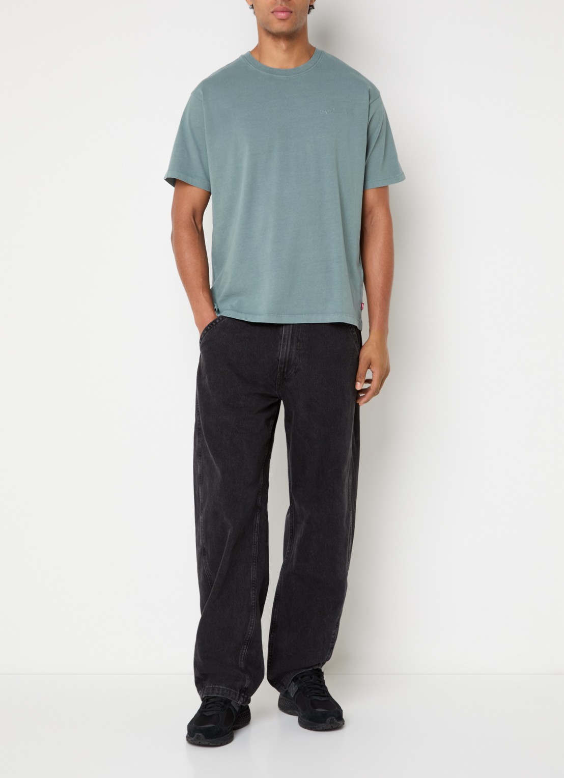 Levi's T-shirt met ronde hals - voorkant 2 olijfgroen