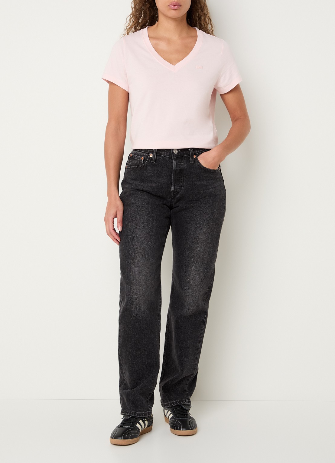 Levi's T-shirt met V-hals - voorkant 2 lichtroze