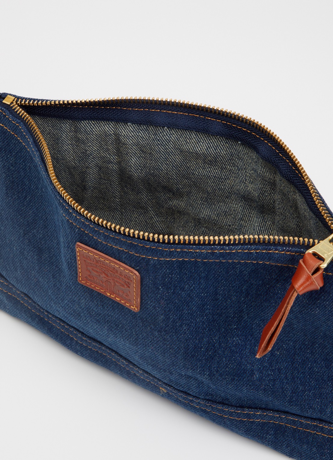 Levi's Toilettas van denim met logo - voorkant 2 indigo