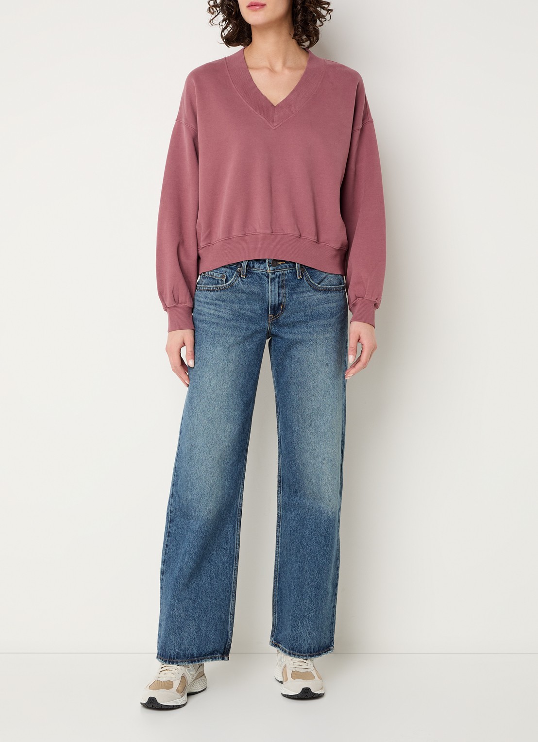 Levi's Vintage cropped sweater met V-hals - voorkant 4 taupe