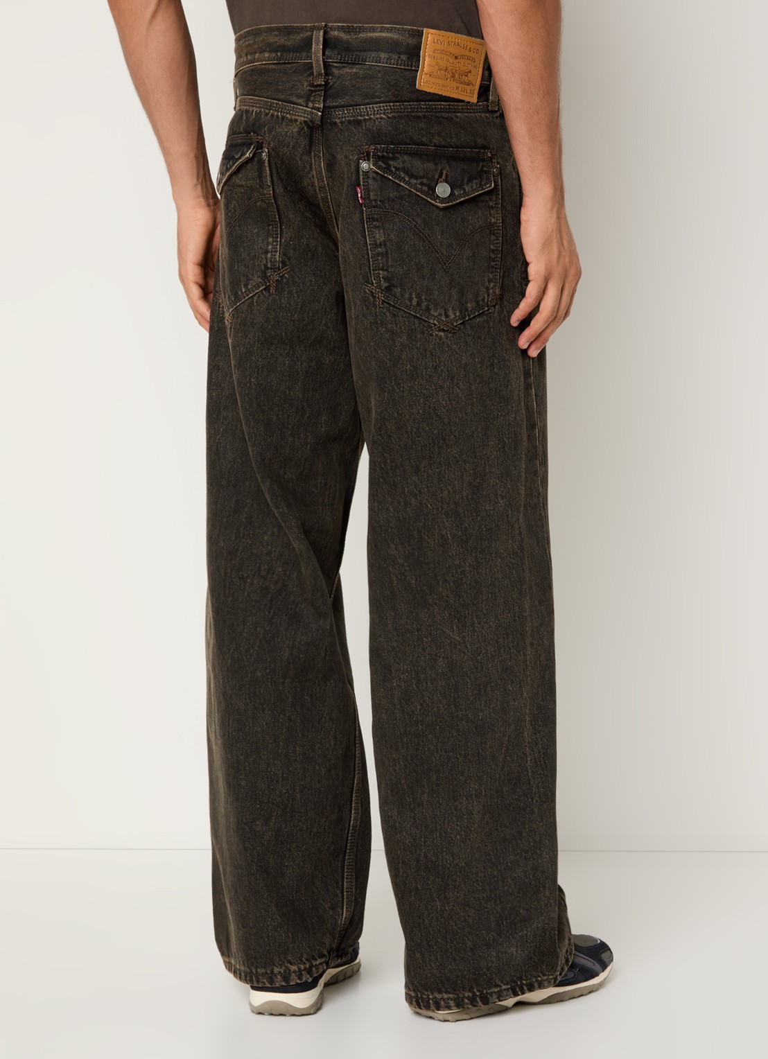 Levi's Wide fit jeans met gekleurde wassing en steekzakken - achterkant donkerbruin