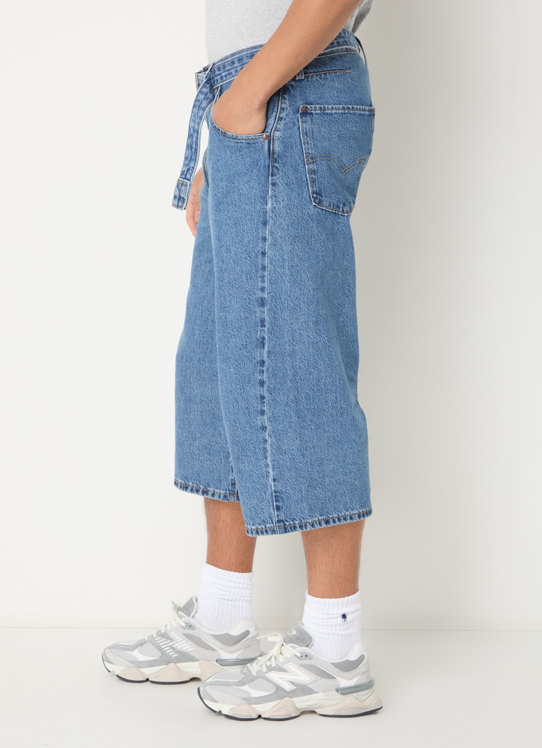 Levi's Wide fit korte broek van denim met medium wassing en ceintuur - detail 3 indigo