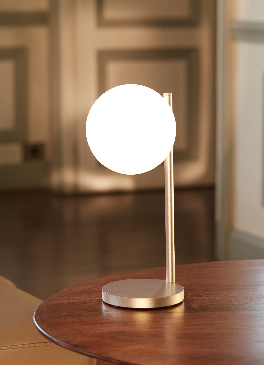 Lexon Bubble tafellamp met oplaadfunctie 30 cm - voorkant 2 goud
