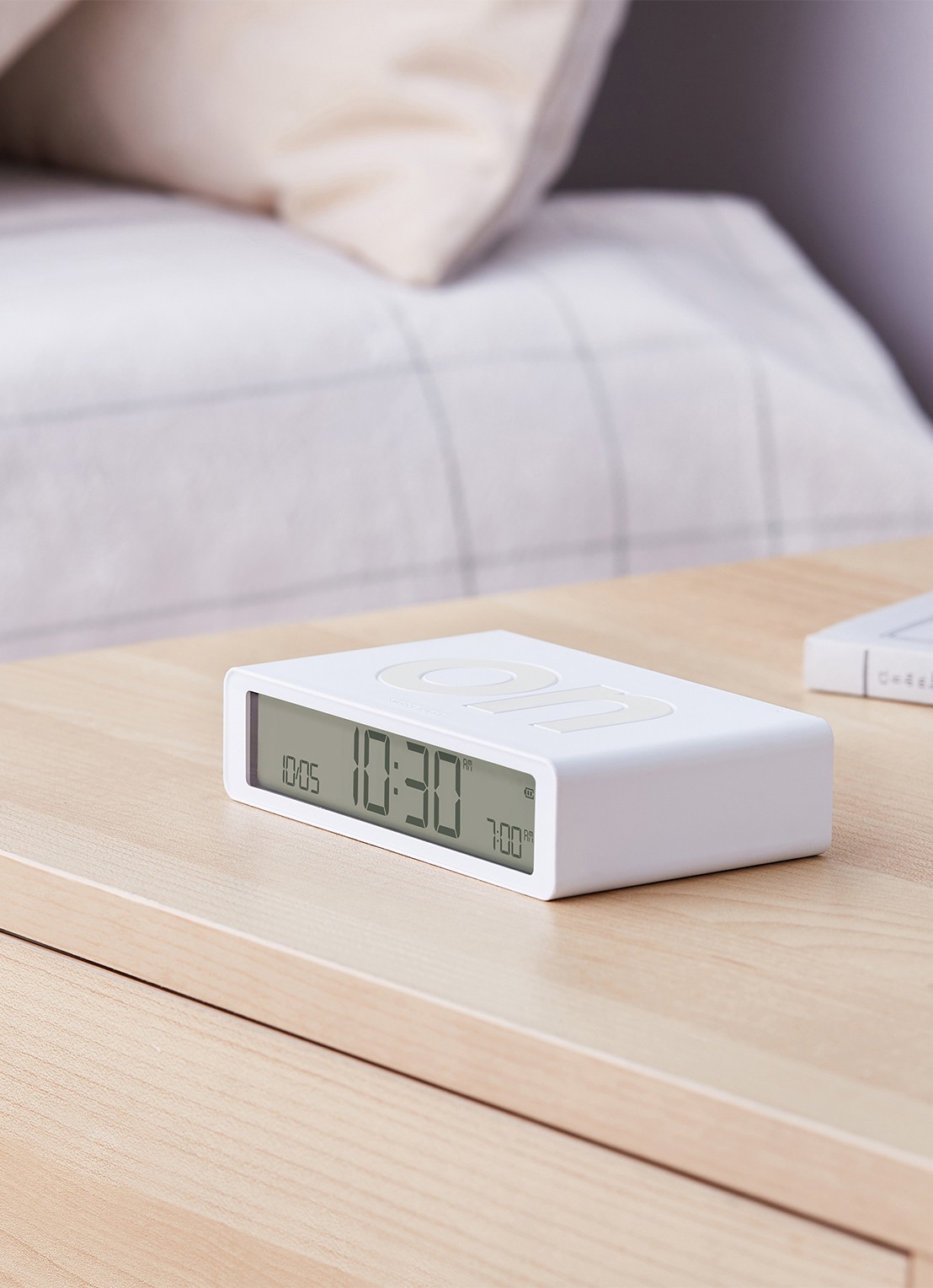 Lexon Flip Classic wekker - detail 5 wit