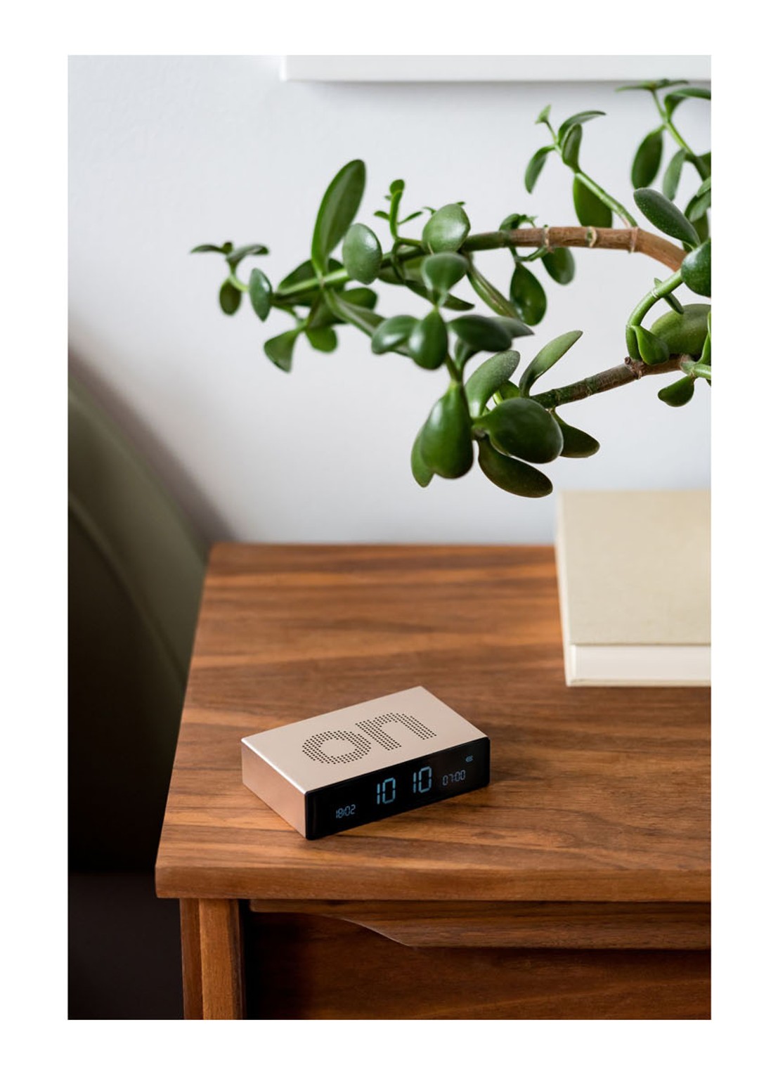 Lexon Flip Premium digitale wekker - voorkant 2 beige