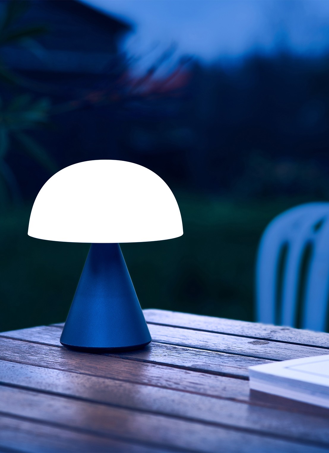Lexon Mina M tafellamp Ø9,2 cm - achterkant 4 donkerblauw