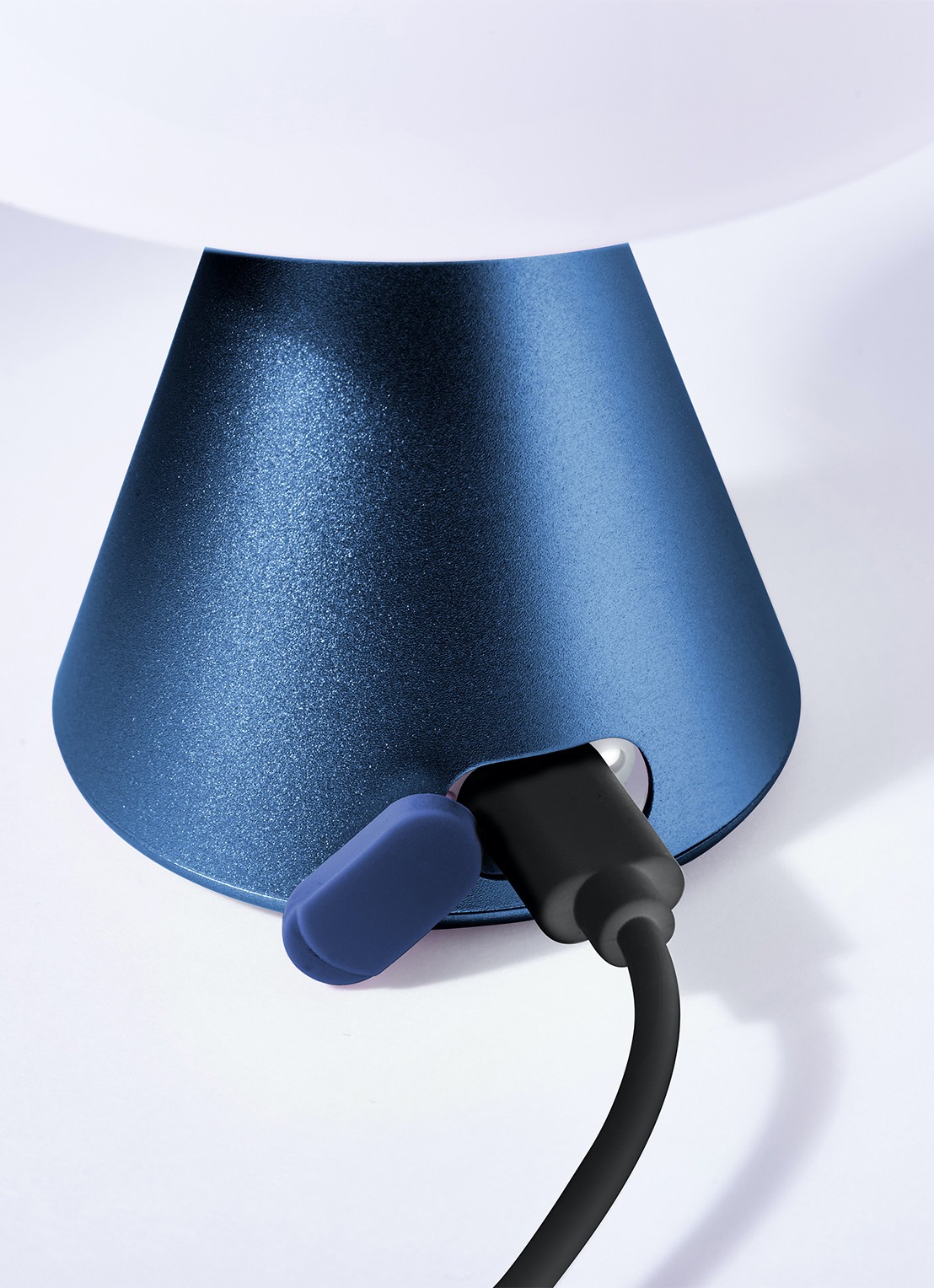 Lexon Mina M tafellamp Ø9,2 cm - voorkant 5 donkerblauw