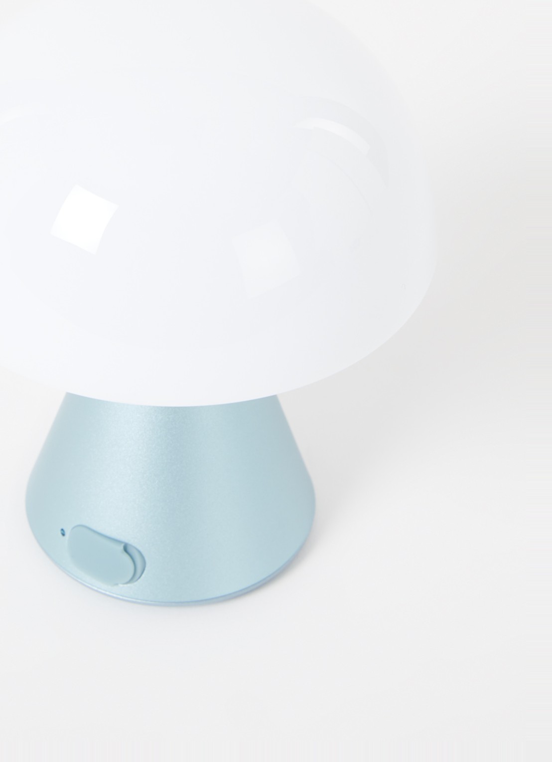 Lexon Mina Mini tafellamp 8 x Ø7 cm - voorkant 2 lichtblauw