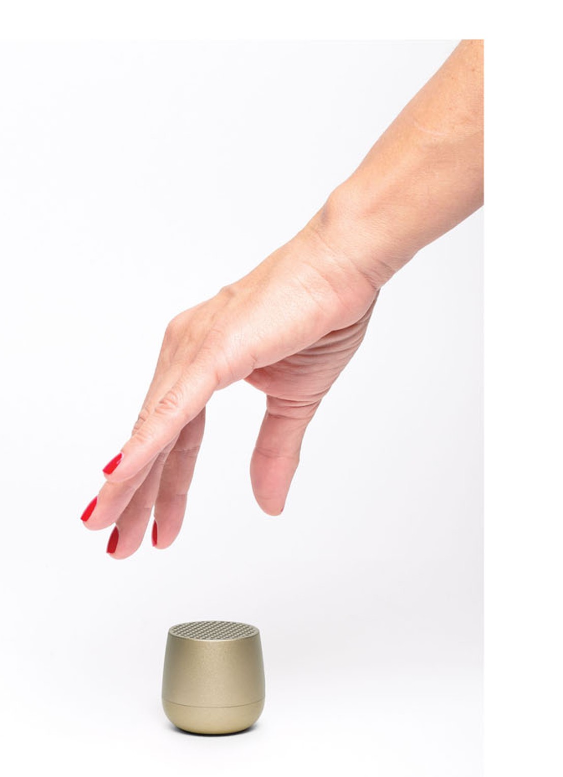 Lexon Mino+ bluetooth speaker - detail goud