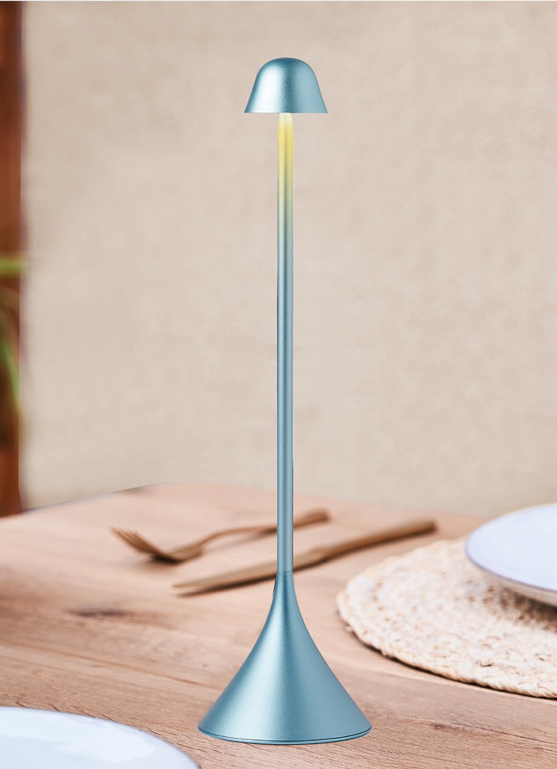 Lexon Steli Bell draadloze tafellamp 28,6 cm x Ø7,7 cm - voorkant 2 lichtblauw
