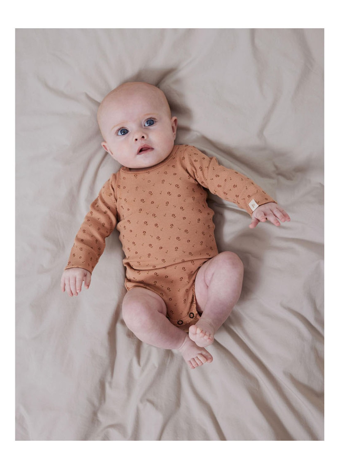 Lil 'Atelier NBFGago ribgebreide romper in  katoenblend - voorkant 4 zand