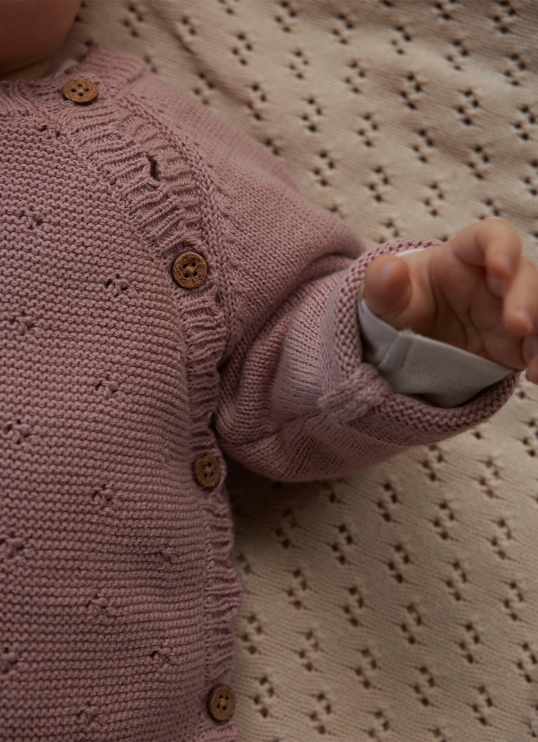 Lil 'Atelier NBFLaguna grofgebreid vest met opengewerkt dessin - detail 5 zalmroze