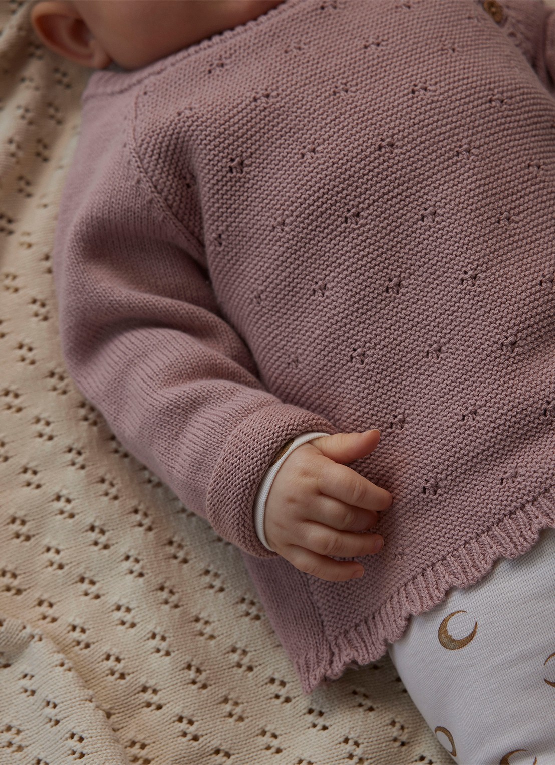 Lil 'Atelier NBFLaguna grofgebreid vest met opengewerkt dessin - voorkant 3 zalmroze