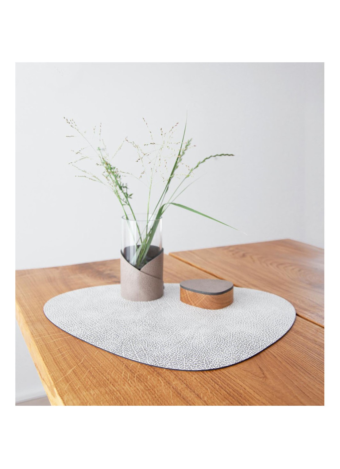 LIND DNA Curve placemat van  leer 37 x 44 cm - achterkant wit