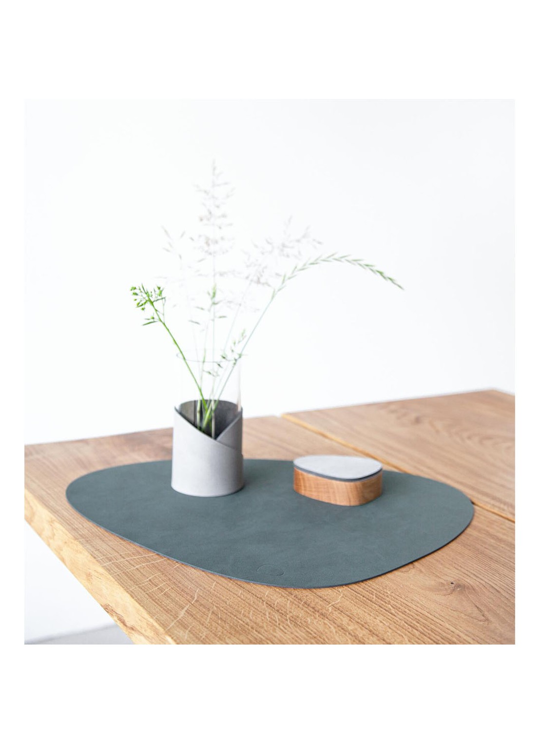 LIND DNA Curve placemat van  leer 37 x 44 cm - achterkant 3 donkerkhaki