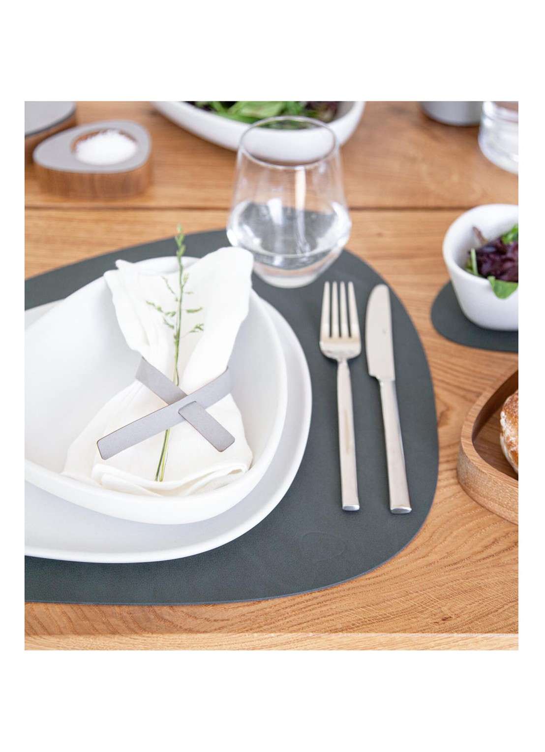 LIND DNA Curve placemat van  leer 37 x 44 cm - detail 4 donkerkhaki