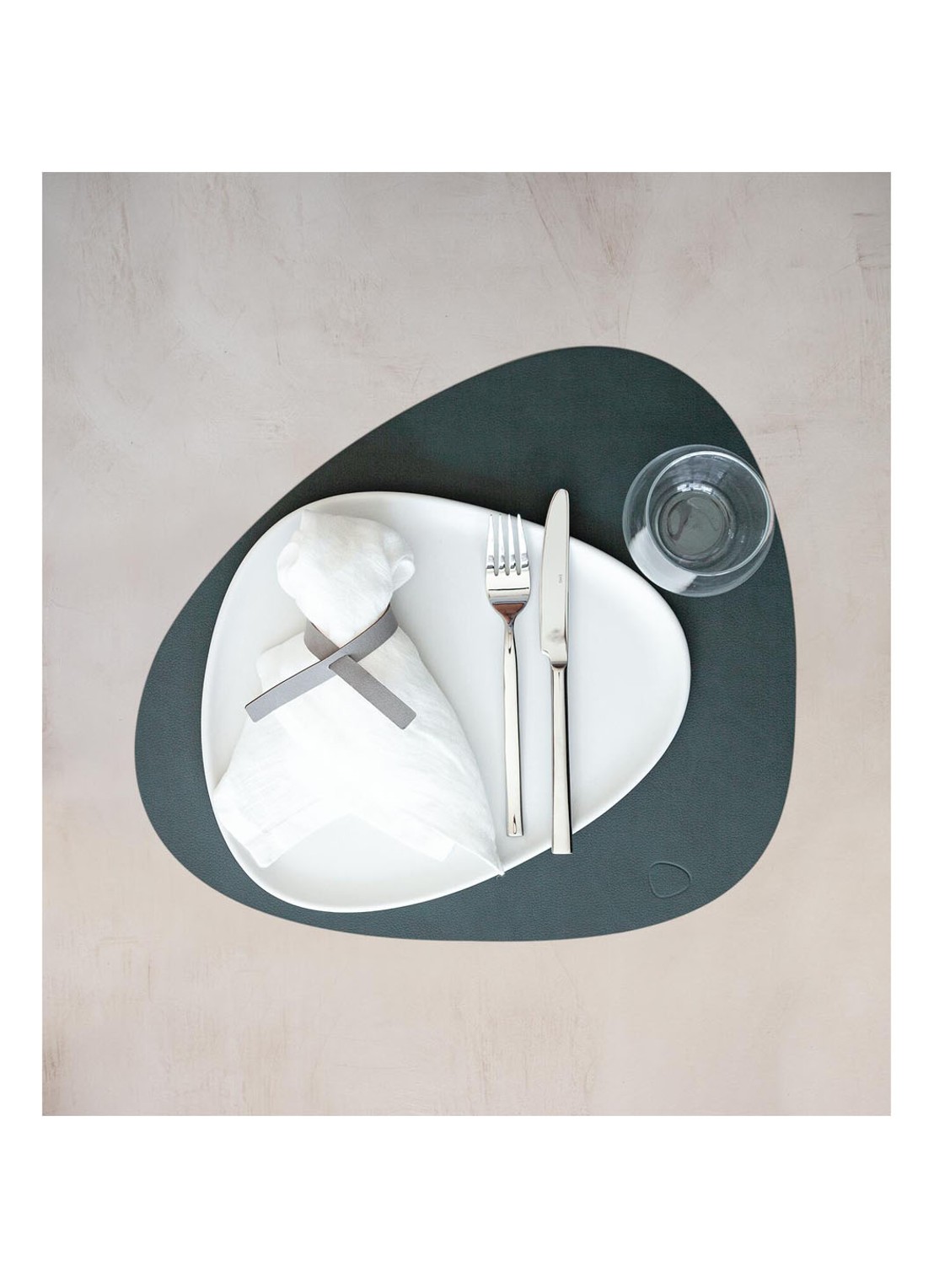 LIND DNA Curve placemat van  leer 37 x 44 cm - voorkant 2 donkerkhaki
