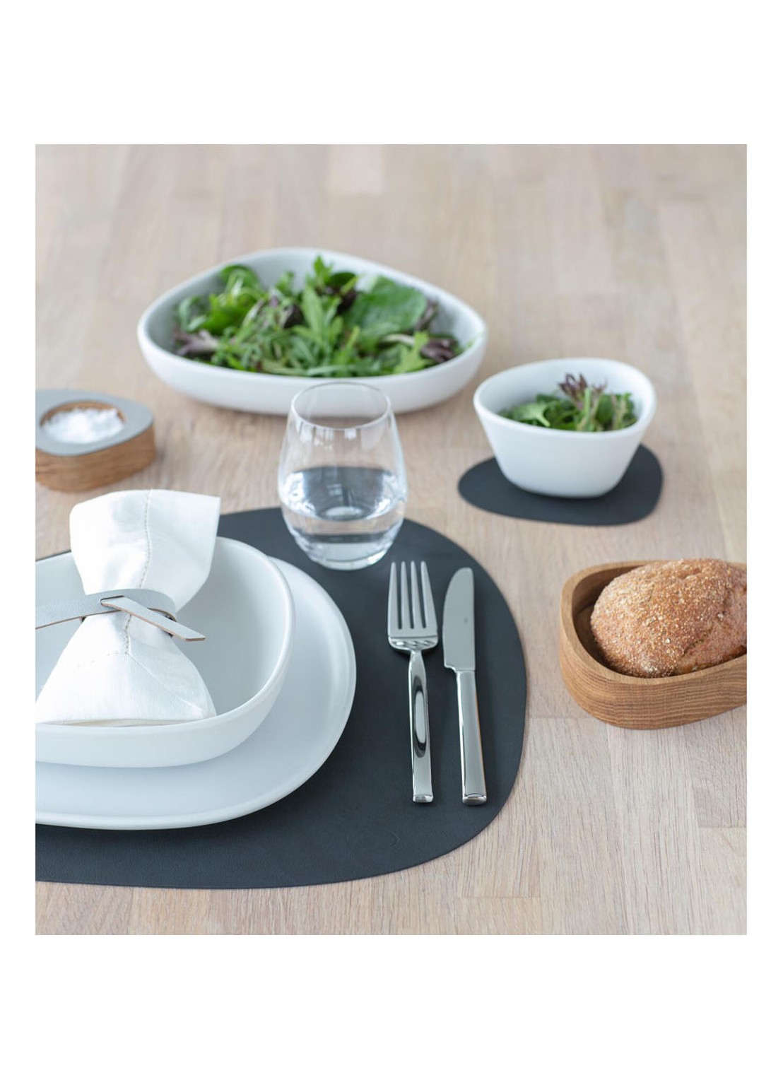 LIND DNA Curve placemat van  leer 37 x 44 cm - detail 2 antraciet