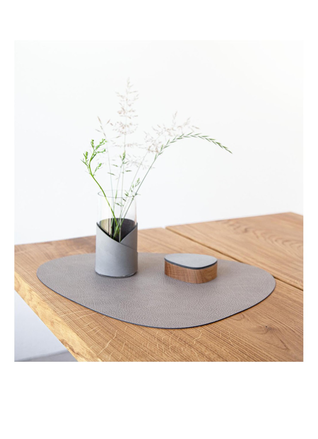 LIND DNA Curve placemat van  leer 37 x 44 cm  - achterkant 3 donkerbeige