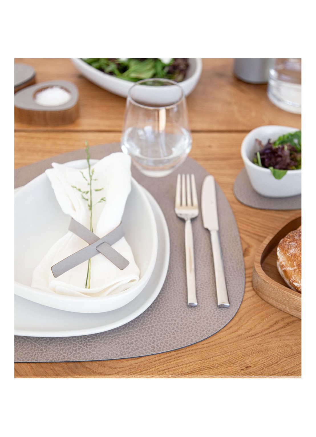 LIND DNA Curve placemat van  leer 37 x 44 cm  - detail 4 donkerbeige